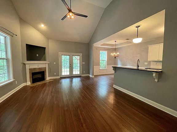 3rd image of 1482 Collins Dr