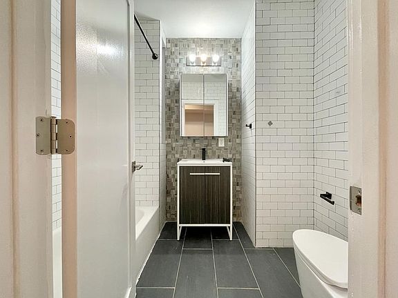 4th image of 19 Jewett Ave #3LA