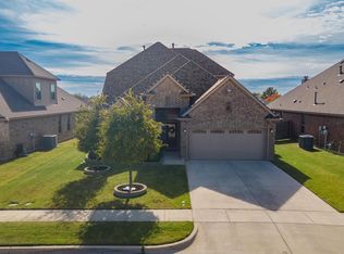 725 Seabourne Dr, Saginaw, TX 76179