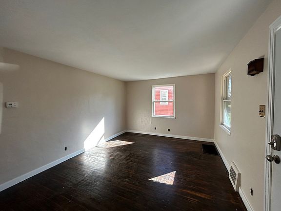 3rd image of 742 Frank St