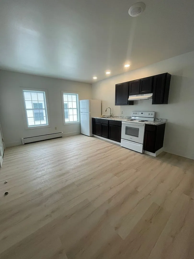 319 Pleasant St NEW — Photo 1