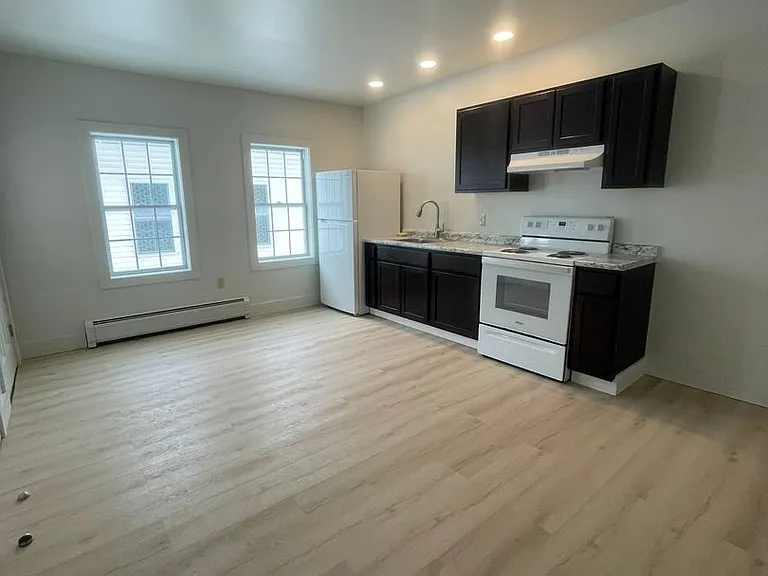 319 Pleasant St — Photo 1