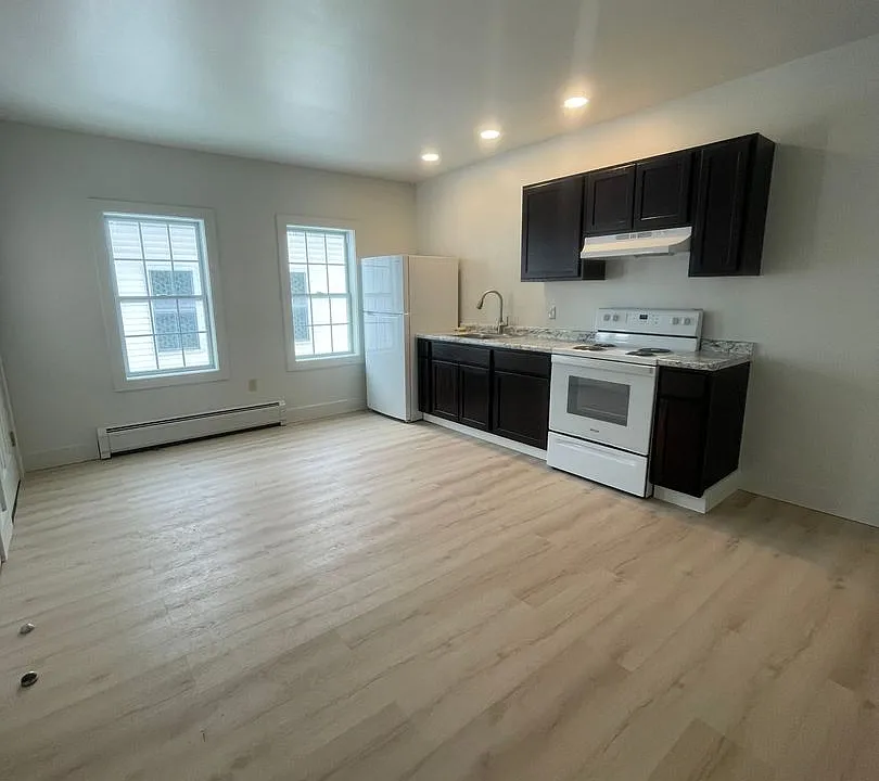 319 Pleasant St
