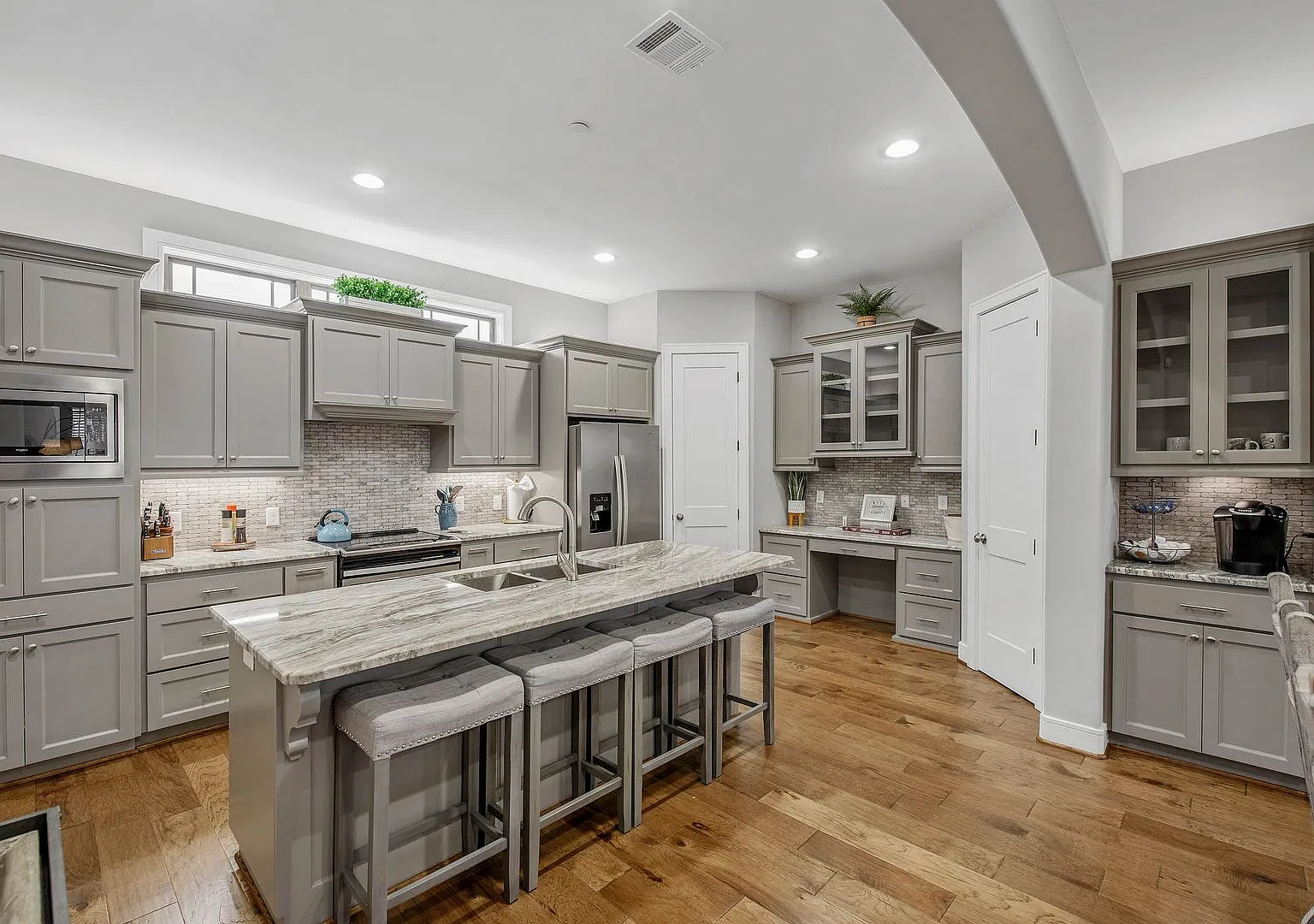 June 2027! 4 Bed/4.5 Bath Fully Furnished Townhome Behind Northgate! — Photo 3