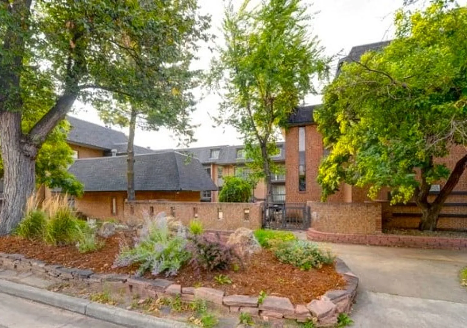 *Available Now* University Hill 3 Bedroom, 2 Story Unit *$1000 Deposit* — Photo 3