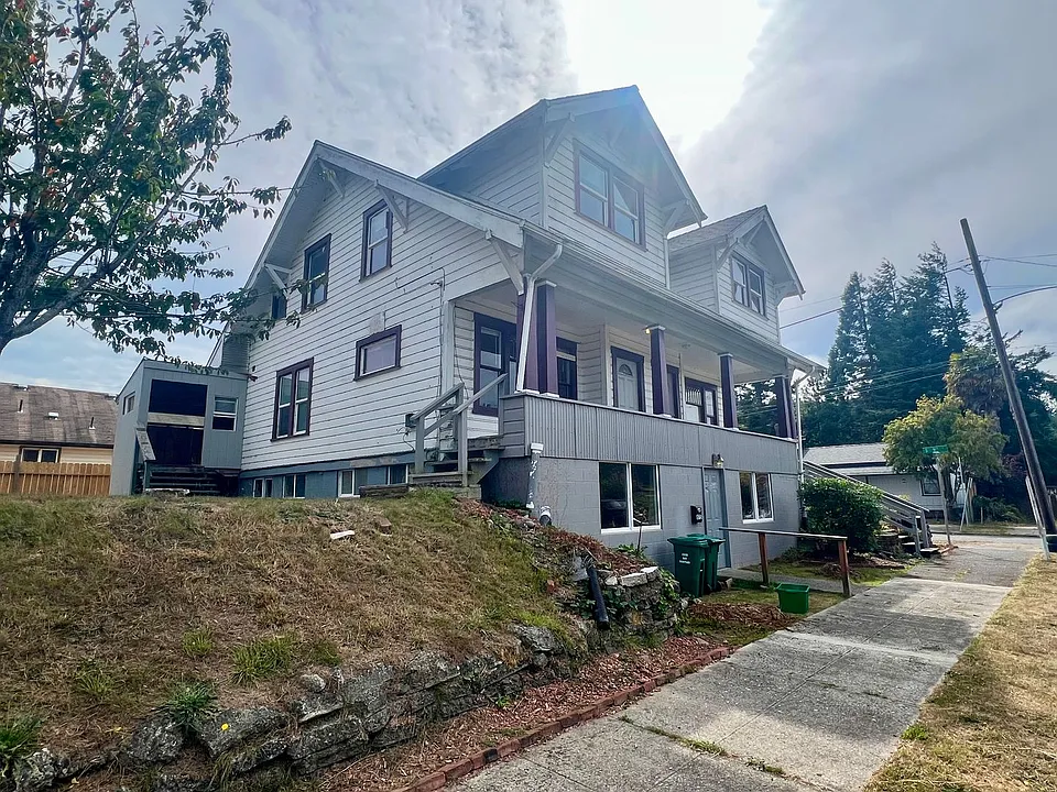 875-879 Donnelly Ave