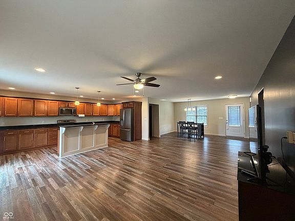 3rd image of 1904 N Oakmont Ave