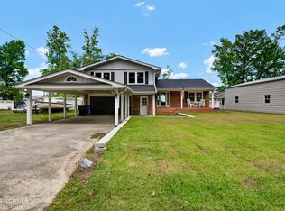 589 Waccamaw Shores Rd, Lake Waccamaw, NC 28450