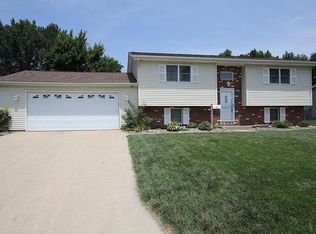 136 E 8th St, Roxana, IL 62084