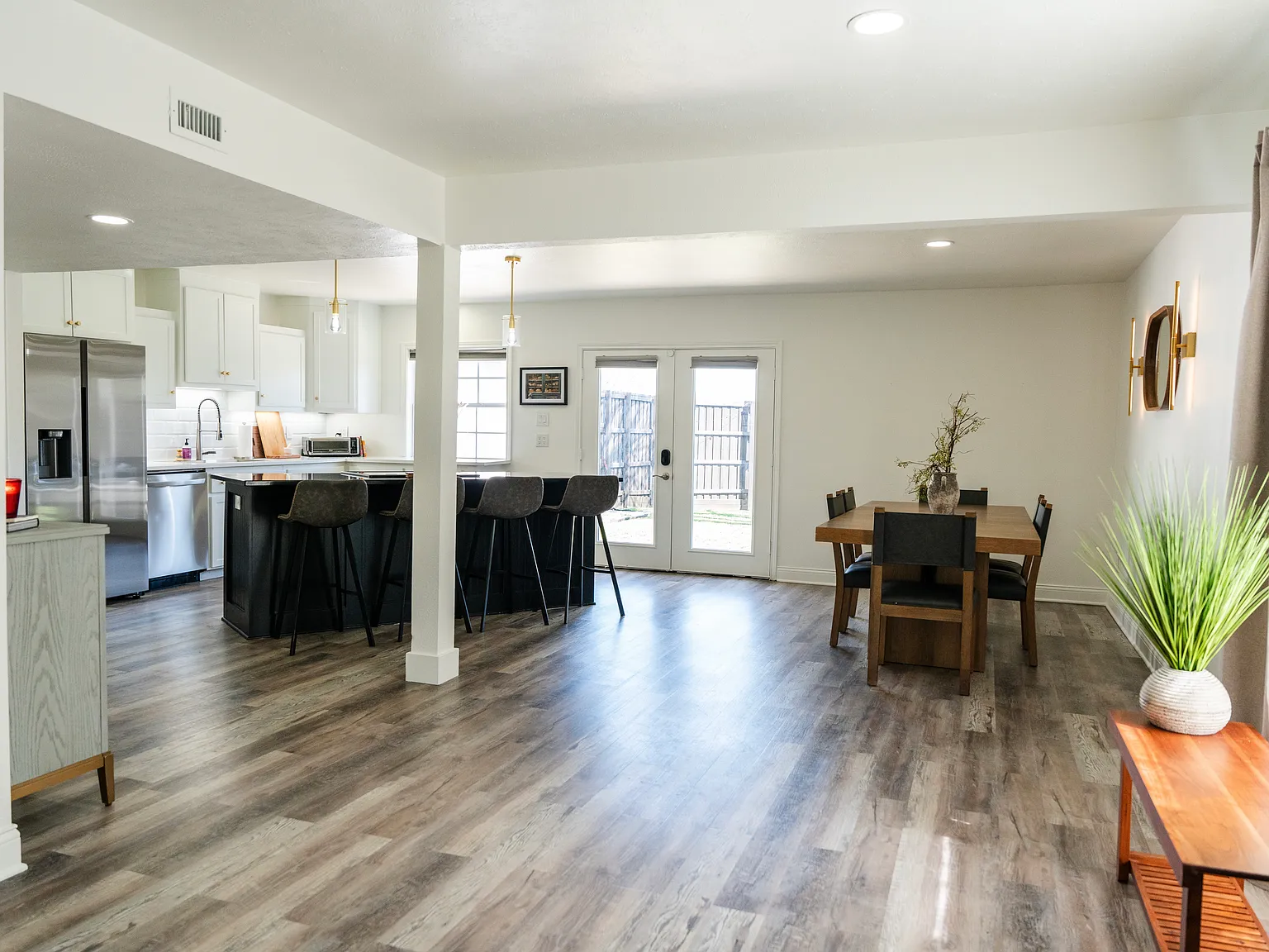 3944 Dickens Dr — Photo 2