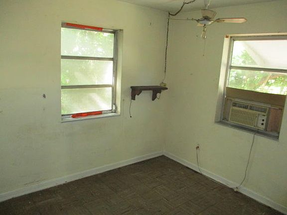 4th image of 1620 NE 44th St
