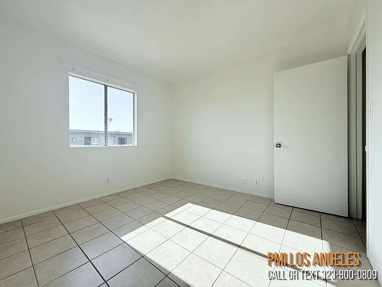 943 W 68th St — Photo 23