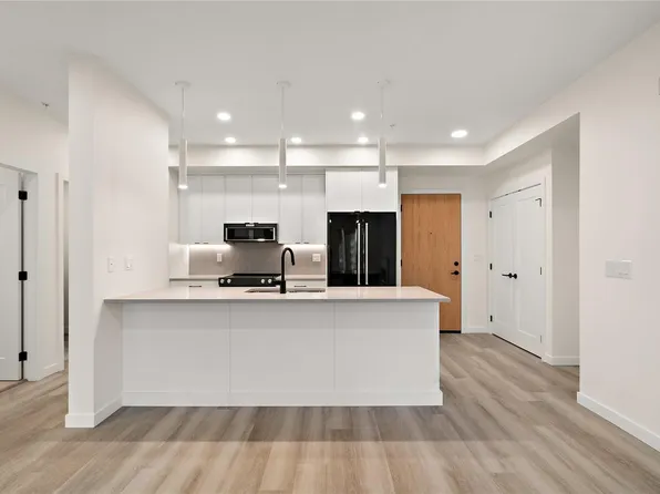 610 Lampson St #304, Esquimalt, BC V9A 6A1