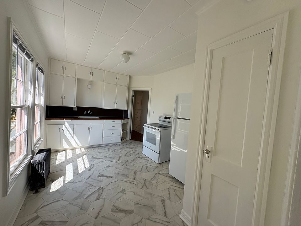 2nd image of 212 Pearl St APT 3