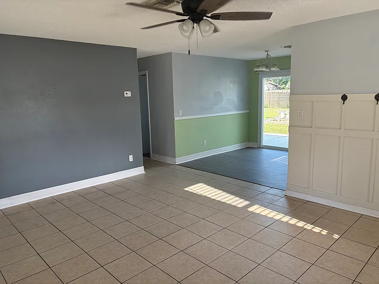 900 NE 44th St — Photo 3