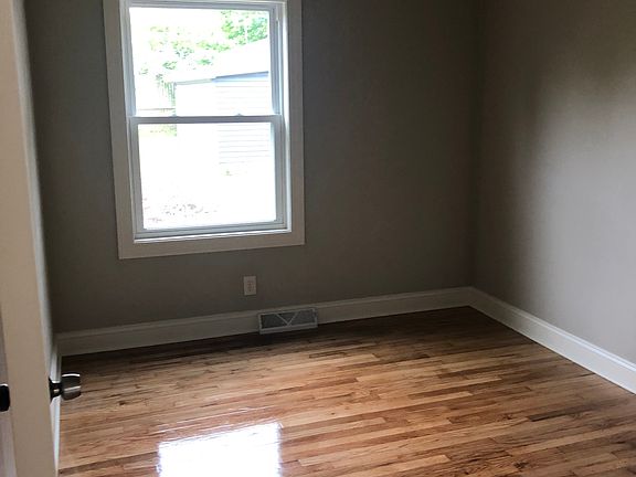 4th image of 5121 Pinecrest Ave