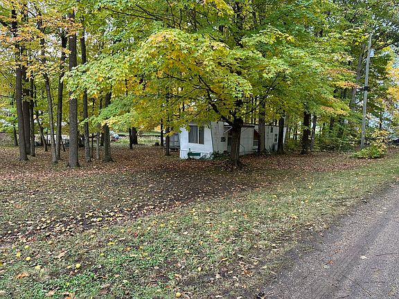 3rd image of 821 Butternut Ct