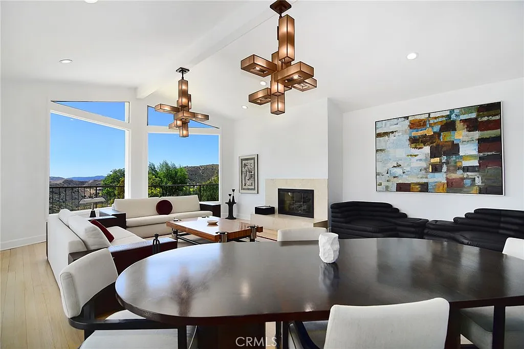 6 bed, 5.5 bath, 4734 sqft, $15,000 — Photo 2