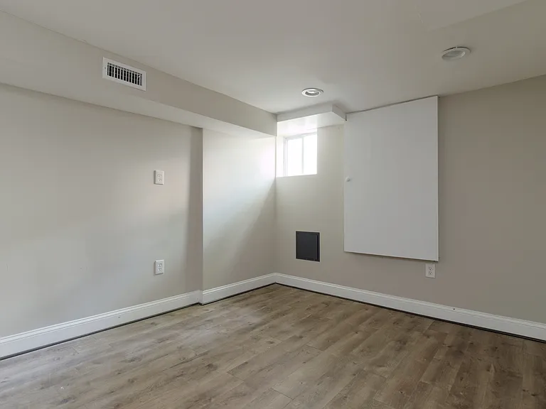 2318 Hunter St — Photo 10