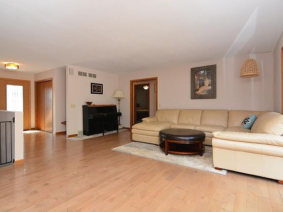 4th image of 1502 Grosse Point Drive