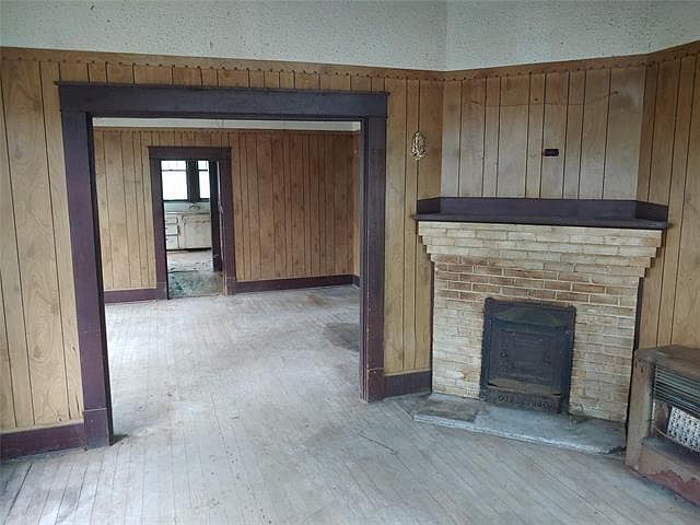 2nd image of 215 S Preston St