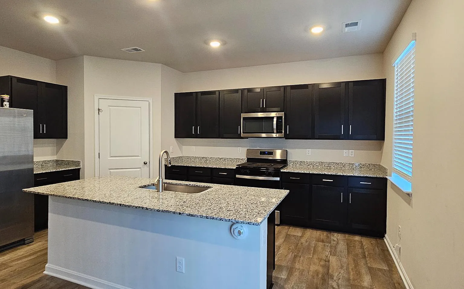 4 bed, 2278 sqft, $2,700 — Photo 3