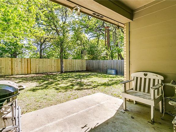 4th image of 521 Oakbrook Dr