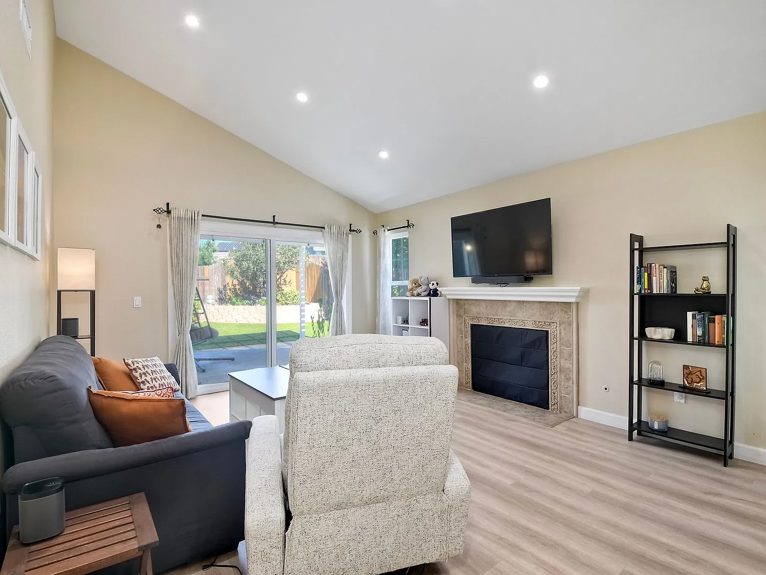 3 bed, 1322 sqft, $4,250 — Photo 2