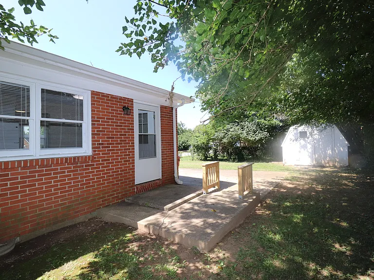 212 Foxwood Dr — Photo 10