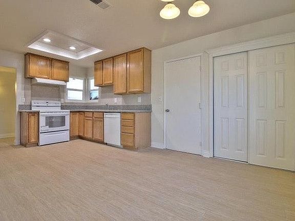 4th image of 1587 Laketree Ct