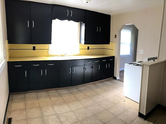 3rd image of 333 Andrews Ln