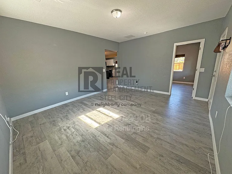 1012 W 11th St — Photo 6