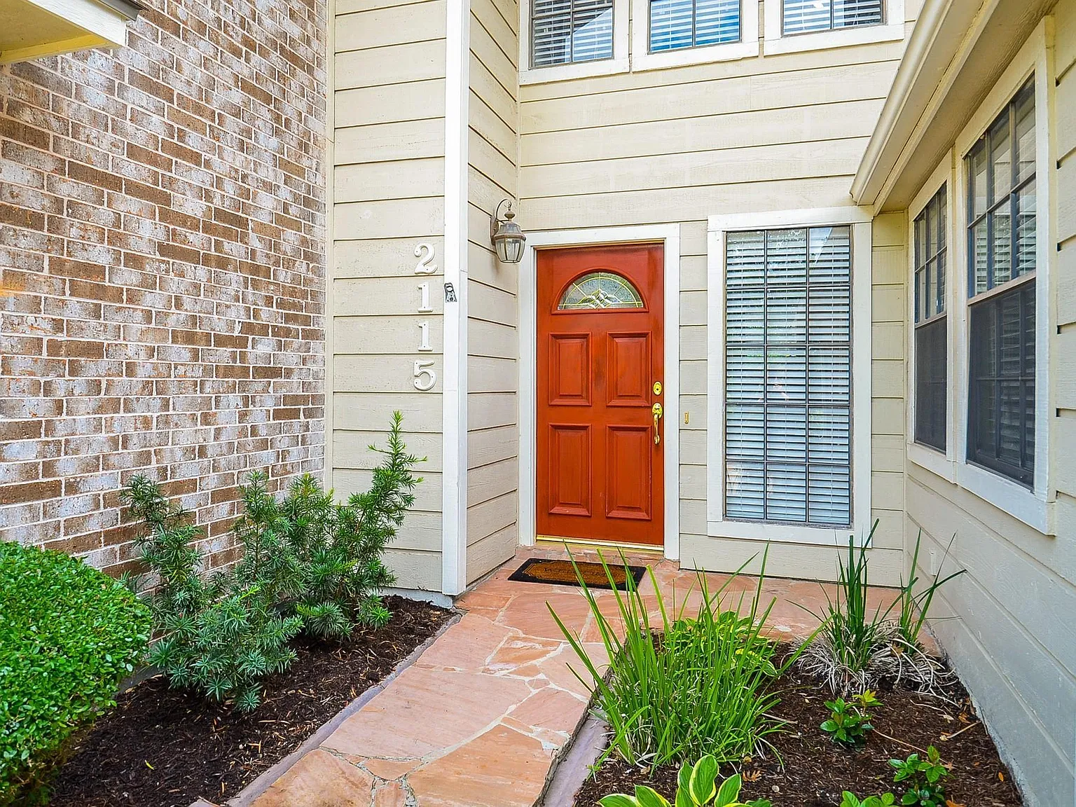 3 bed, 2.0 bath, 1860 sqft, $2,300 — Photo 2