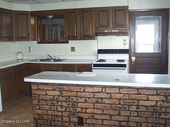 3rd image of 155 Carleton Ave