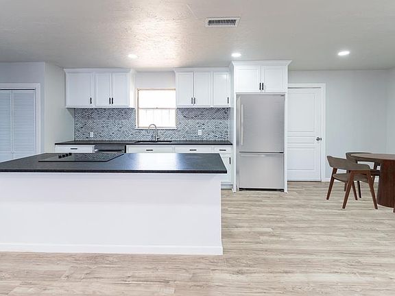 4th image of 2102 Custer Ave