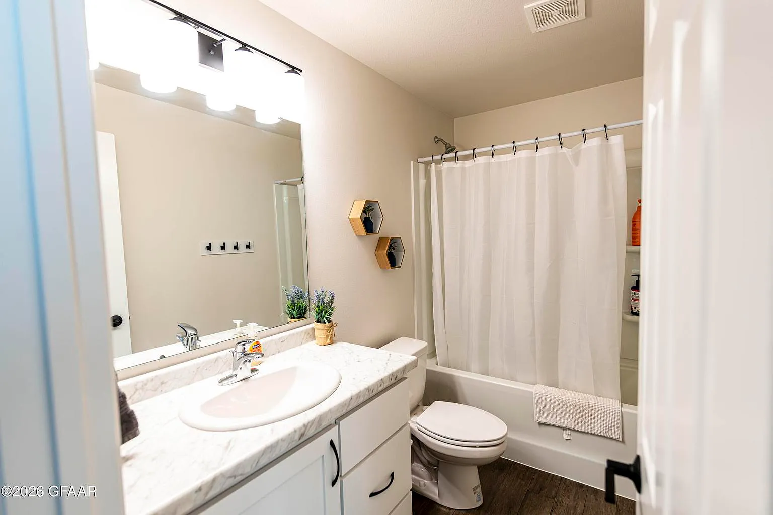 4 bed, $2,800 — Photo 4