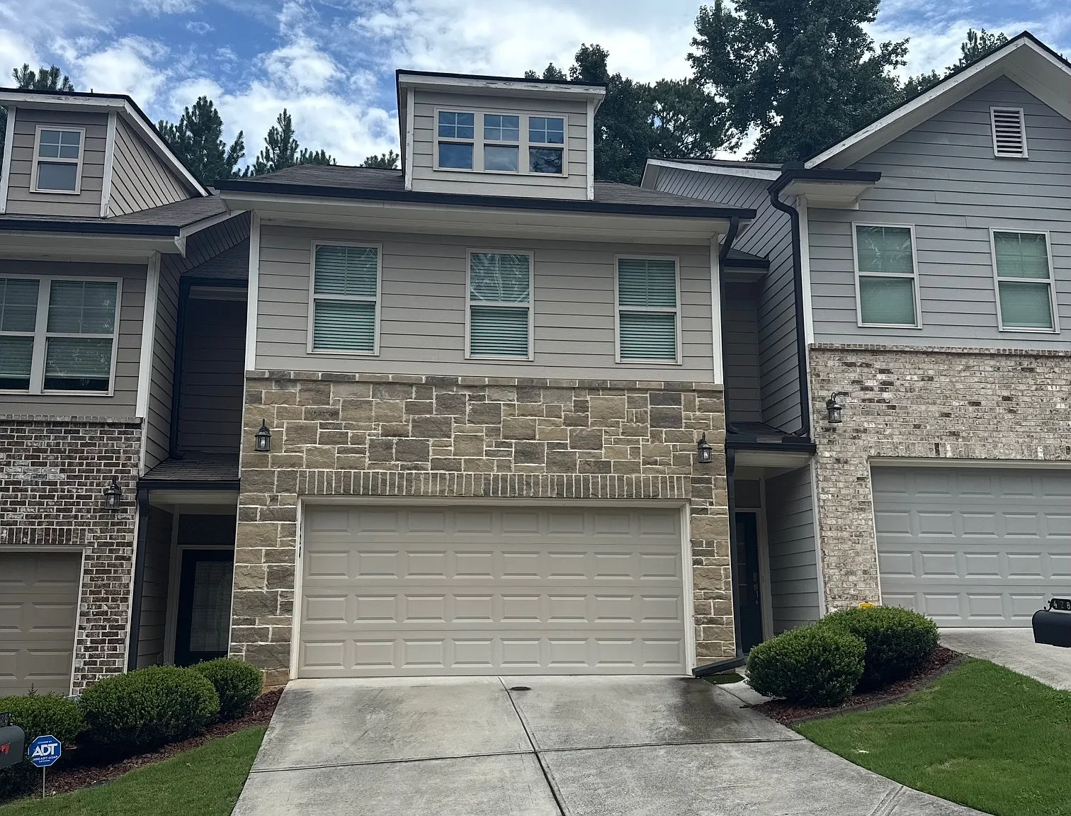3 bed, 2.5 bath, 2072 sqft, $2,400 — Photo 1