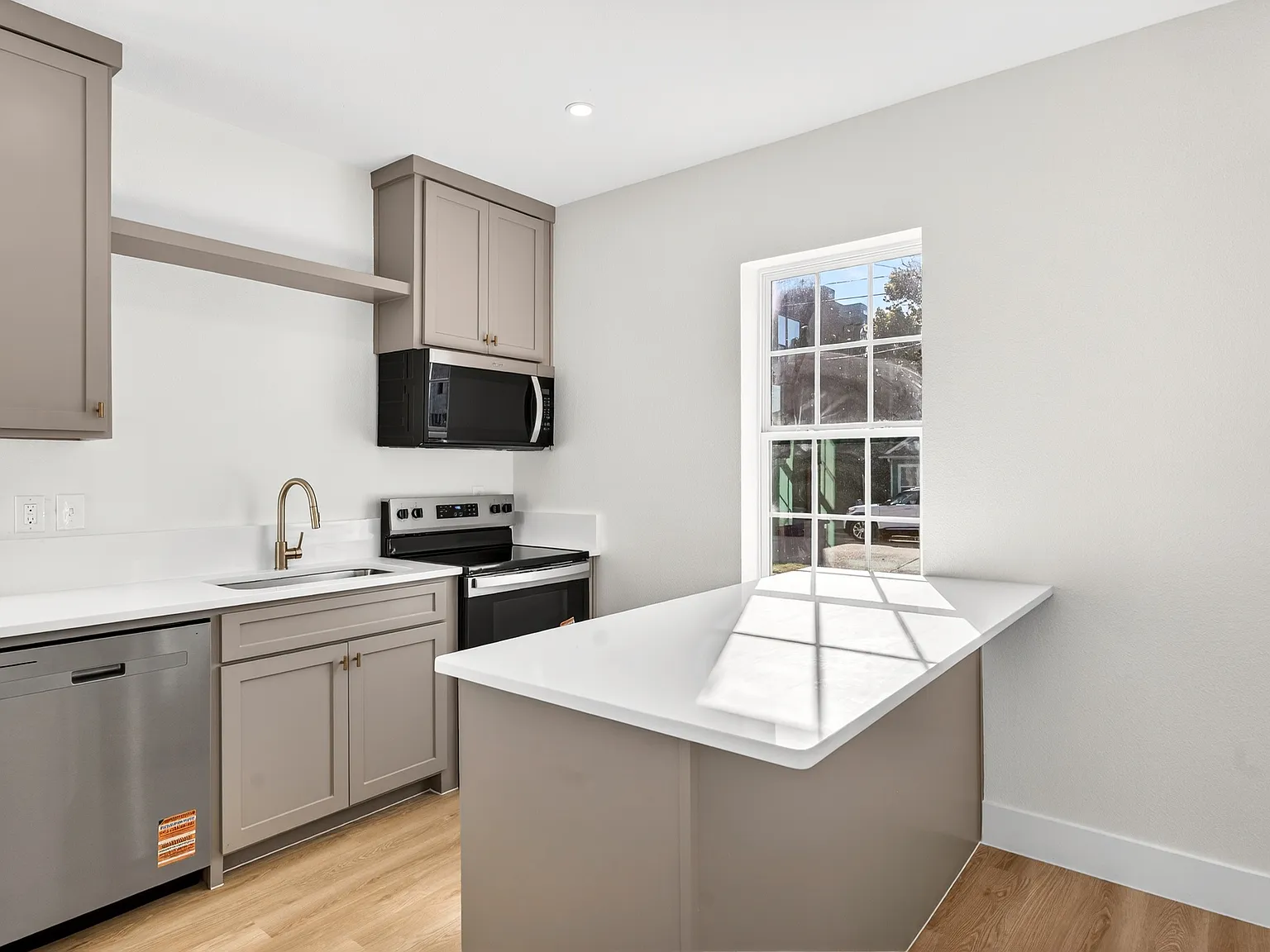 439 W 9th St — Photo 1