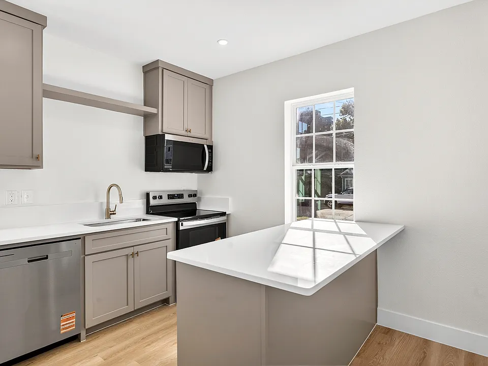 439 W 9th St #4
