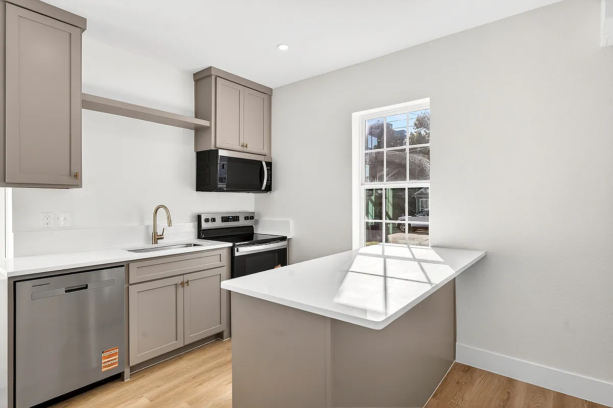 Building Photo - 435 W 9th St #C