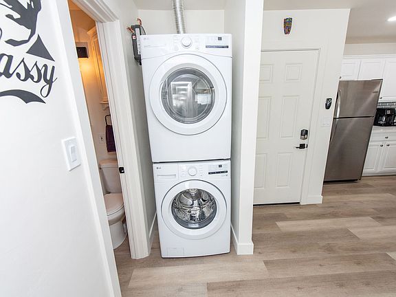 4th image of 3076-3080 University Ave #4