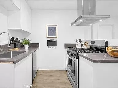 1062 S Gordon St — Photo 13