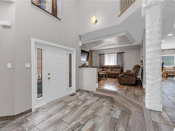 5th image of 847 W 5th St