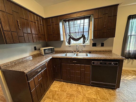 4th image of 3301 Wolcott St