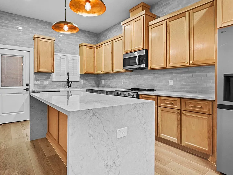 645 Esplanade Ct — Photo 3