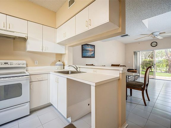 4th image of 81 Simonton Cir