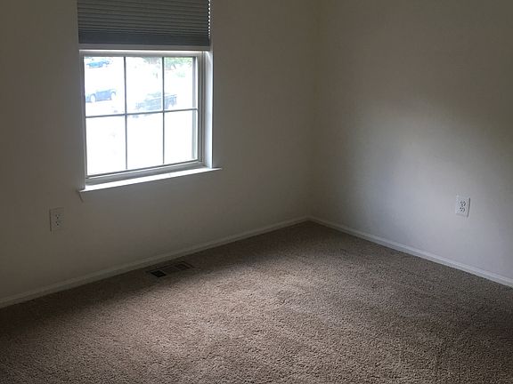 3rd image of 8 Ravenwood Ct
