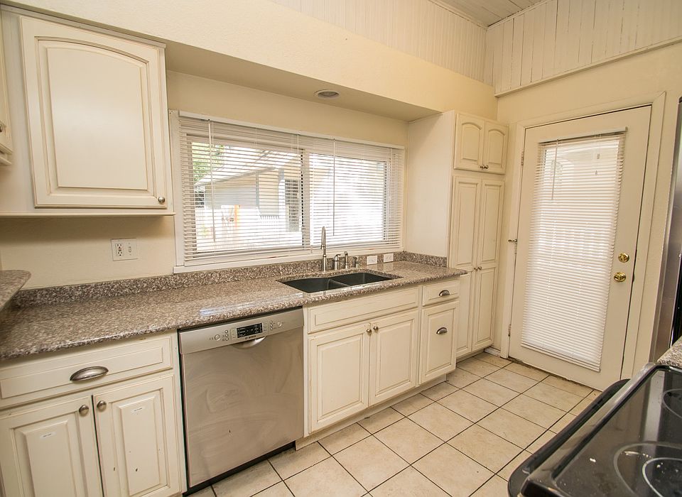 1921 Arapahoe Ave Kitchen