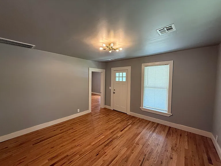 706 S Saint Louis Ave — Photo 2