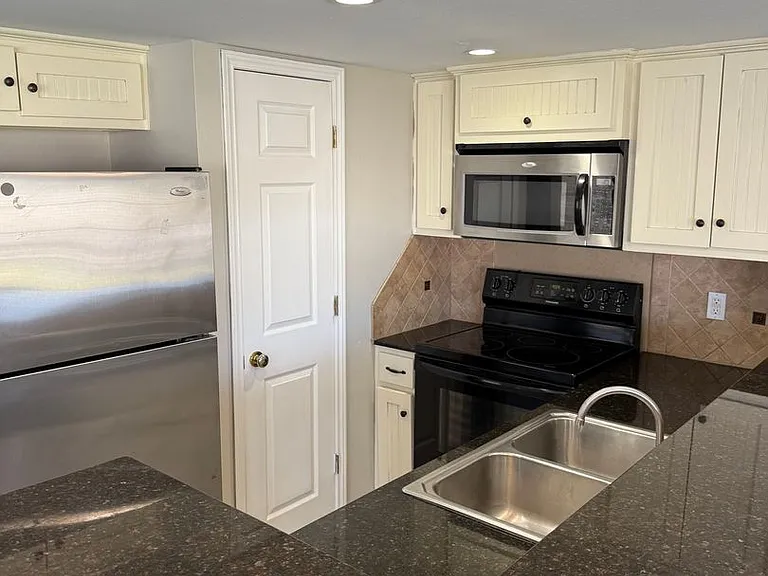 Silver Sands Apartments — Photo 21